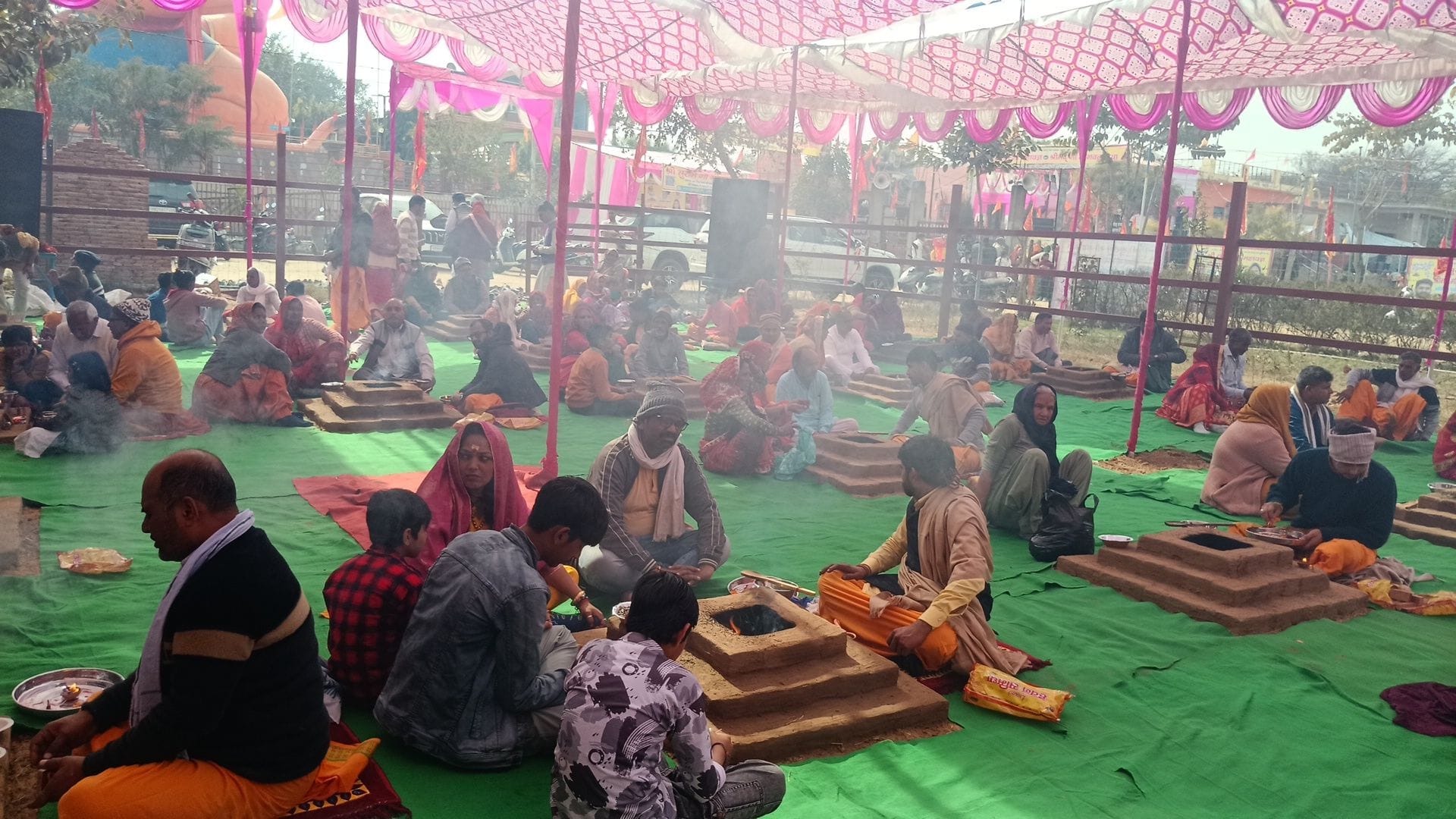 फोटो संख्या:71 शहर के मुख्य मार्गाों से कलश यात्रा निकालती महिलाएं---संवाद फोटो संख्या:71 शहर के मुख्य मार्गाों से कलश यात्रा निकालती महिलाएं---संवाद