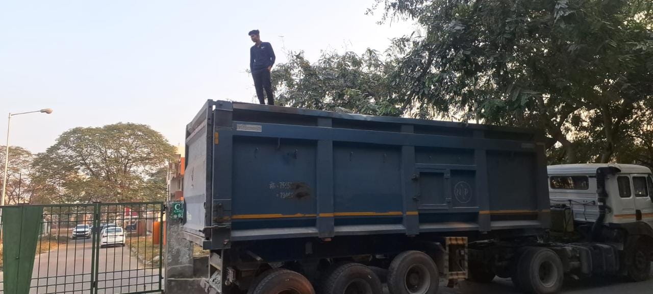 गिट्टी की ओवरलोडिंग ट्रक मालिक को पड़ी भारी, 65 हजार का चालान