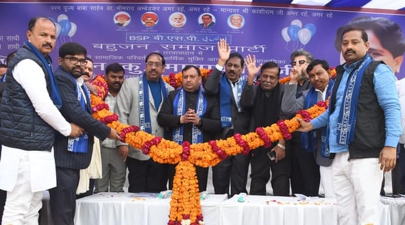 गांधी भवन परिसर में मायावती के जन्मदिन पर आयोजित रैली में मौजूद पार्टी के नेता । स्रोत स्वयं