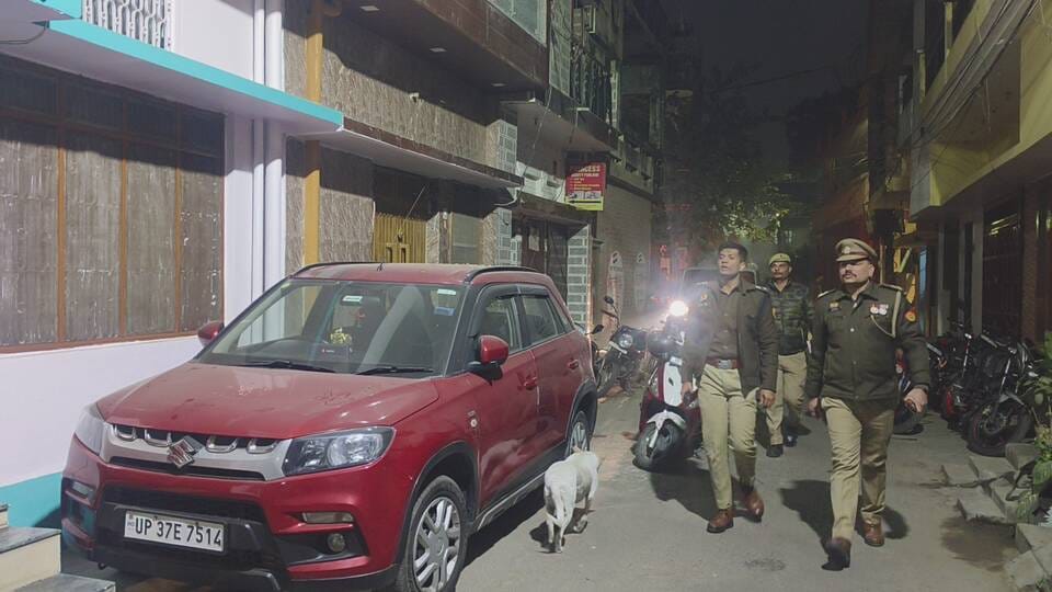 घटनास्थल पर पहुंचे पुलिस अधिकारियों ने की जांच। घटनास्थल पर पहुंचे पुलिस अधिकारियों ने की जांच।