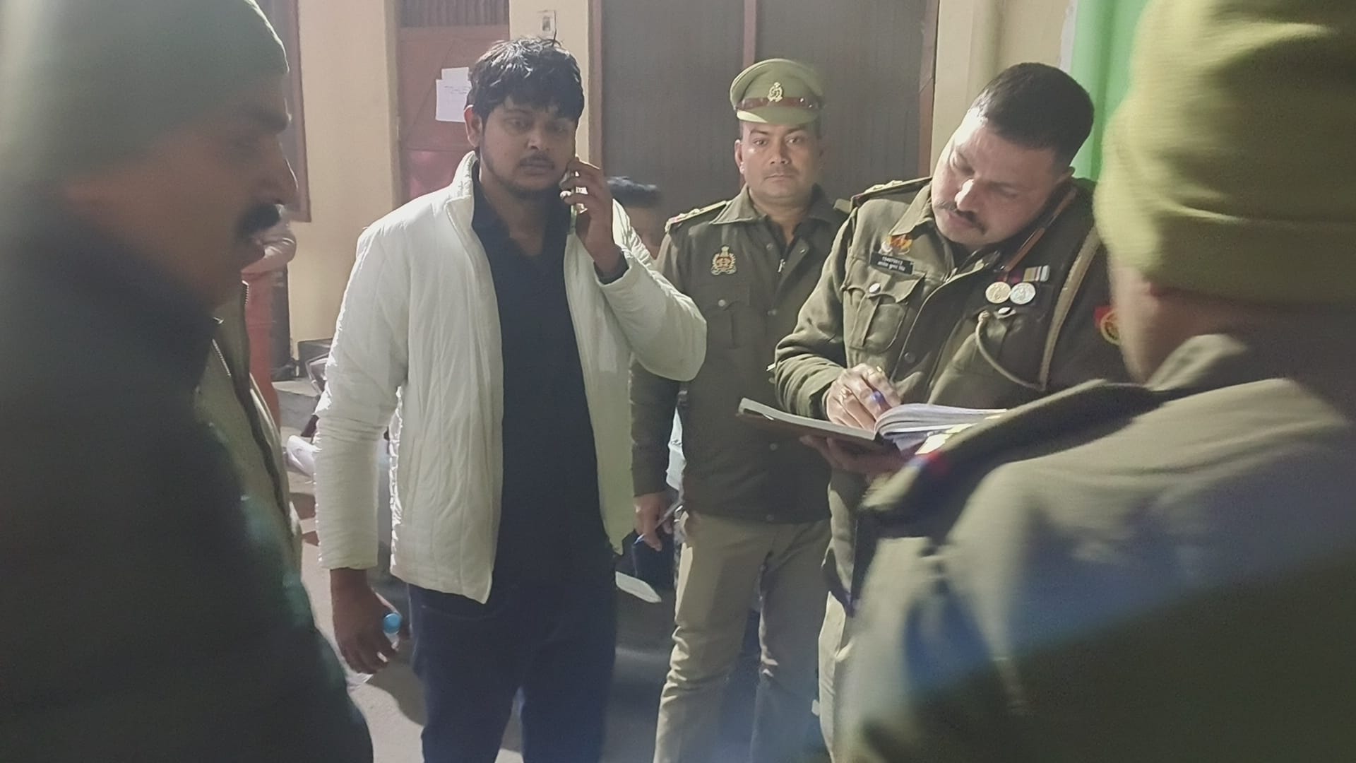 घटनास्थल पर पहुंचे पुलिस अधिकारियों ने की जांच। घटनास्थल पर पहुंचे पुलिस अधिकारियों ने की जांच।