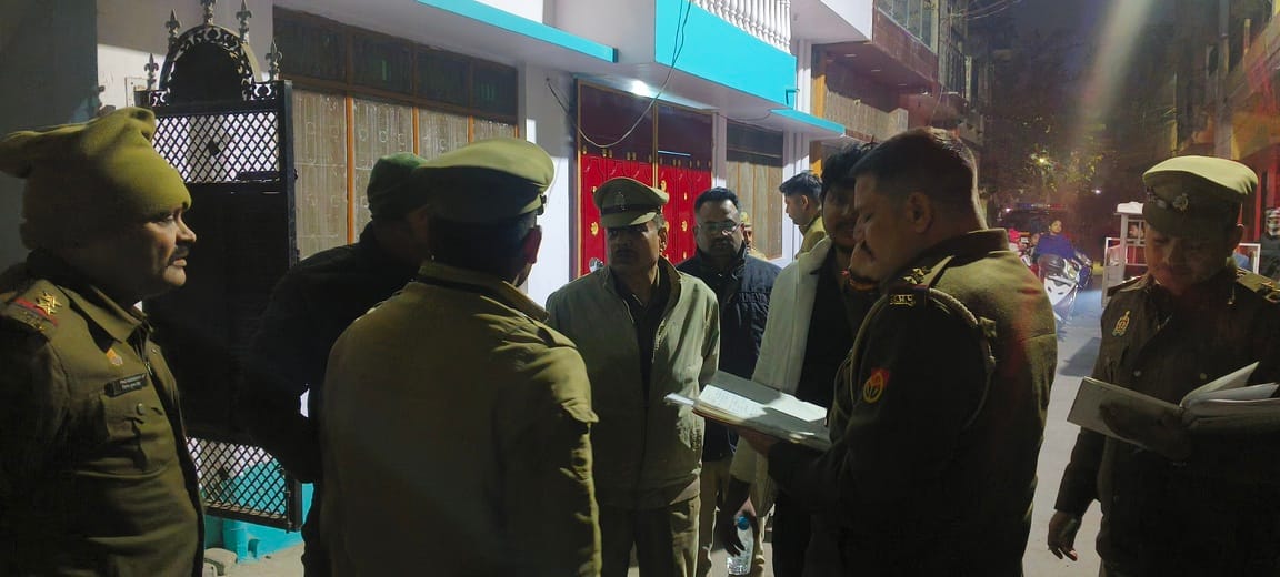 घटनास्थल पर पहुंचे पुलिस अधिकारियों ने की जांच। घटनास्थल पर पहुंचे पुलिस अधिकारियों ने की जांच।