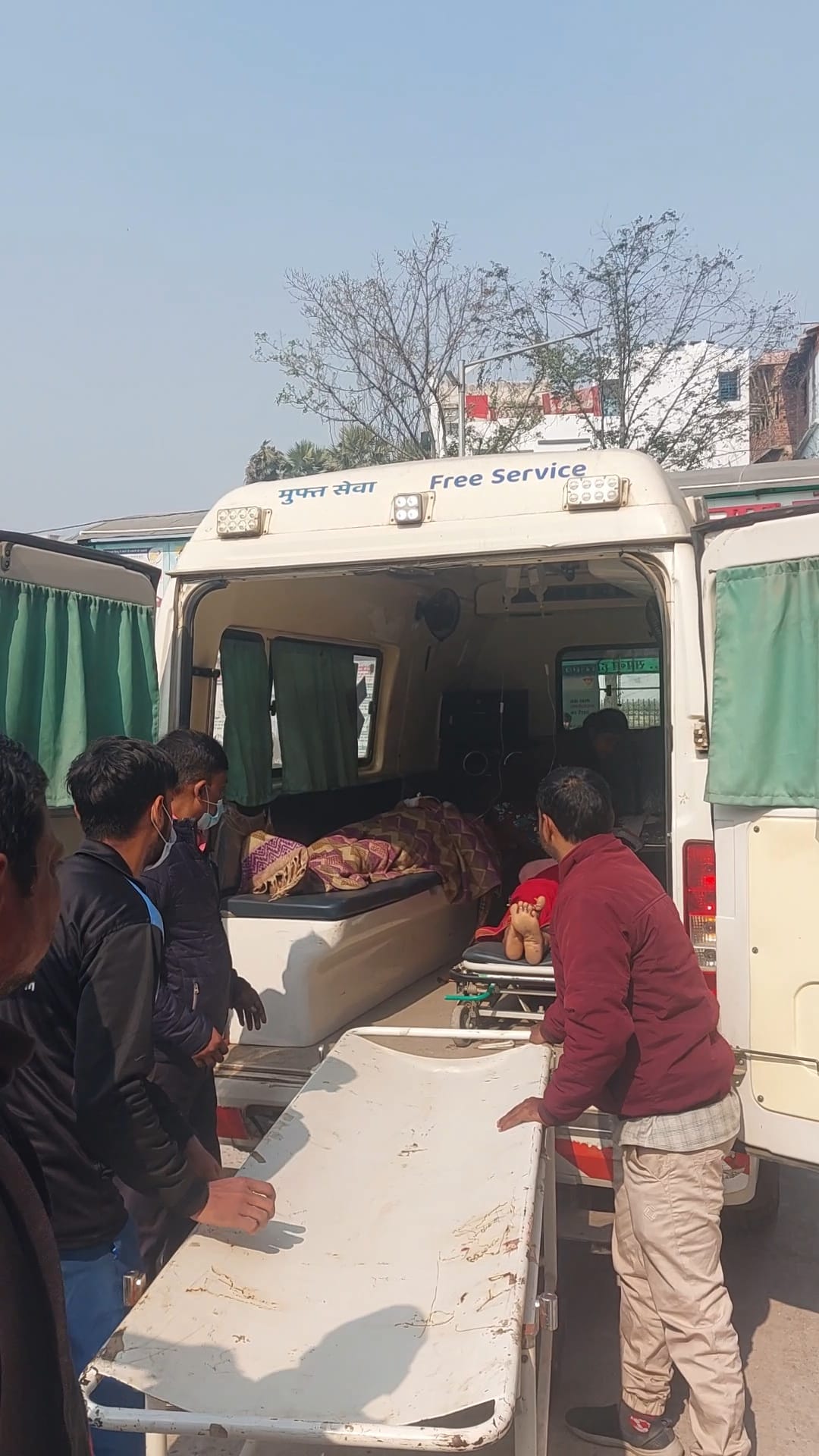 घायलों को बेहतर इलाज के लिए किया गया रेफर