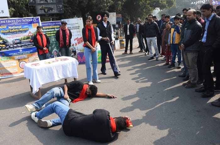 हजरतगंज में नुक्कड़ नाटक से छात्र-छात्राओं ने यातायात नियमों के पालन का संदेश दिया।