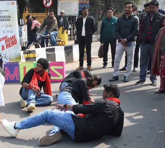 हजरतगंज में नुक्कड़ नाटक से छात्र-छात्राओं ने यातायात नियमों के पालन का संदेश दिया।