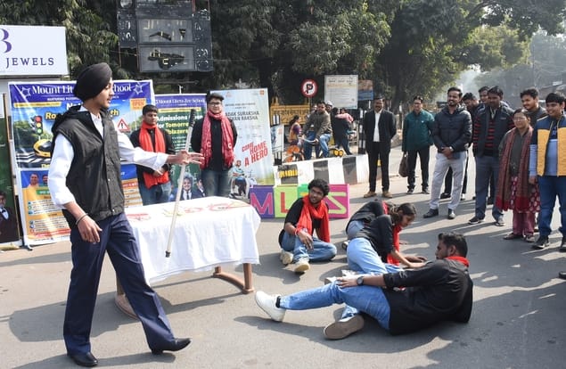 हजरतगंज में नुक्कड़ नाटक से छात्र-छात्राओं ने यातायात नियमों के पालन का संदेश दिया।