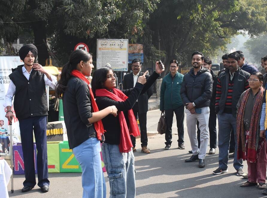 हजरतगंज में नुक्कड़ नाटक से छात्र-छात्राओं ने यातायात नियमों के पालन का संदेश दिया।