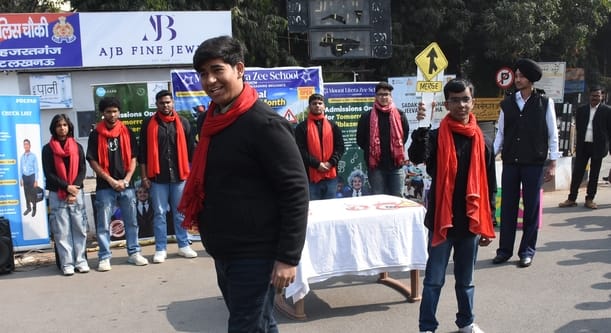 हजरतगंज में नुक्कड़ नाटक से छात्र-छात्राओं ने यातायात नियमों के पालन का संदेश दिया।