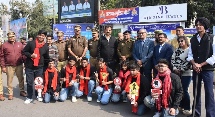 हजरतगंज में नुक्कड़ नाटक से छात्र-छात्राओं ने यातायात नियमों के पालन का संदेश दिया।