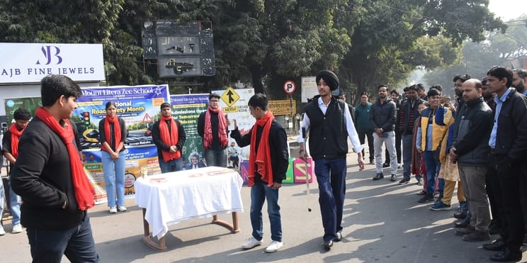 हजरतगंज में नुक्कड़ नाटक से छात्र-छात्राओं ने यातायात नियमों के पालन का संदेश दिया।