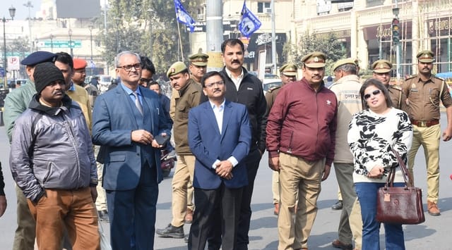 हजरतगंज में नुक्कड़ नाटक से छात्र-छात्राओं ने यातायात नियमों के पालन का संदेश दिया।