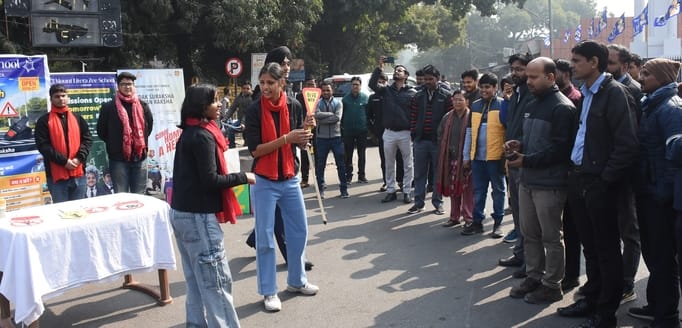 हजरतगंज में नुक्कड़ नाटक से छात्र-छात्राओं ने यातायात नियमों के पालन का संदेश दिया।