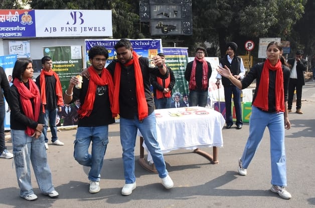 हजरतगंज में नुक्कड़ नाटक से छात्र-छात्राओं ने यातायात नियमों के पालन का संदेश दिया।