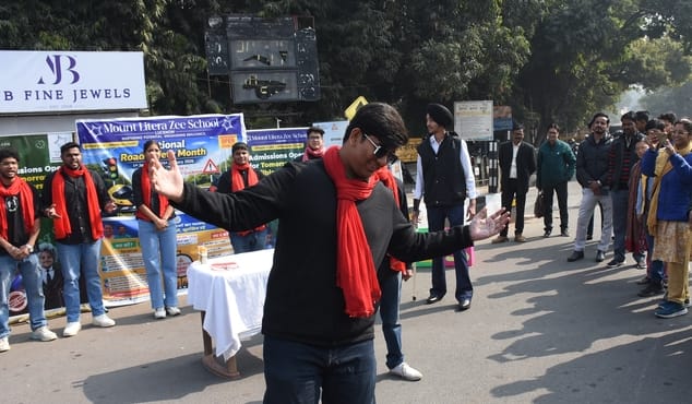 हजरतगंज में नुक्कड़ नाटक से छात्र-छात्राओं ने यातायात नियमों के पालन का संदेश दिया।