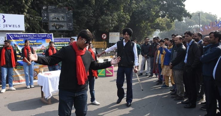 हजरतगंज में नुक्कड़ नाटक से छात्र-छात्राओं ने यातायात नियमों के पालन का संदेश दिया।