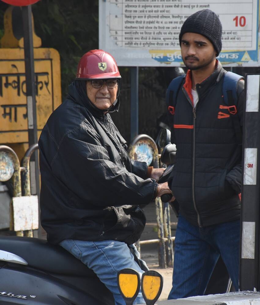 हजरतगंज में नुक्कड़ नाटक से छात्र-छात्राओं ने यातायात नियमों के पालन का संदेश दिया।
