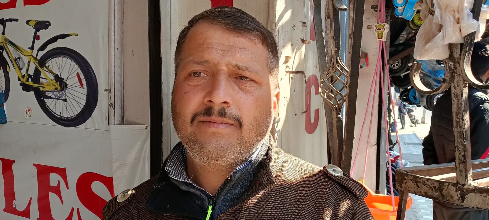 हमीरपुर बाजार में साइकिल की खरीदारी करते हुए लोग। संवाद हमीरपुर बाजार में साइकिल की खरीदारी करते हुए लोग। संवाद