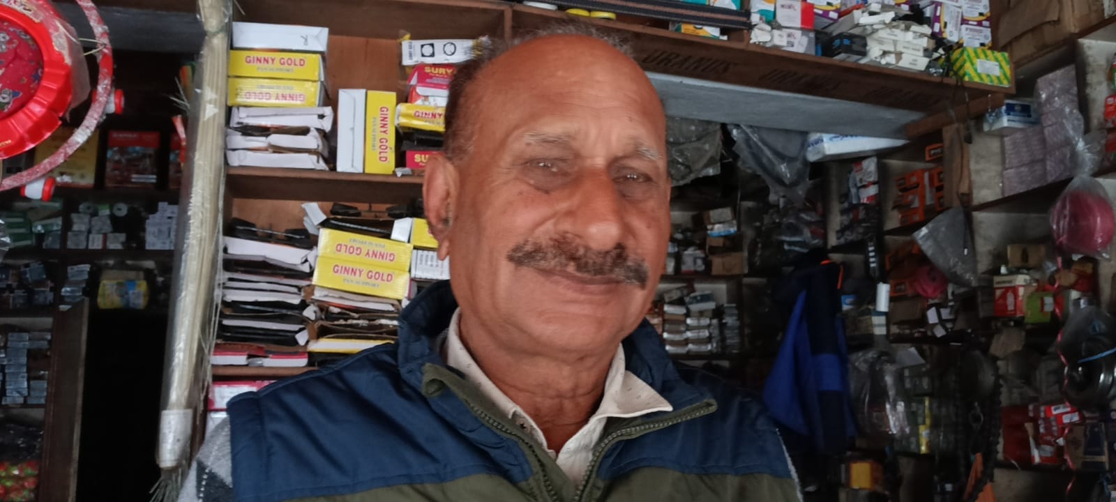 हमीरपुर बाजार में साइकिल की खरीदारी करते हुए लोग। संवाद हमीरपुर बाजार में साइकिल की खरीदारी करते हुए लोग। संवाद