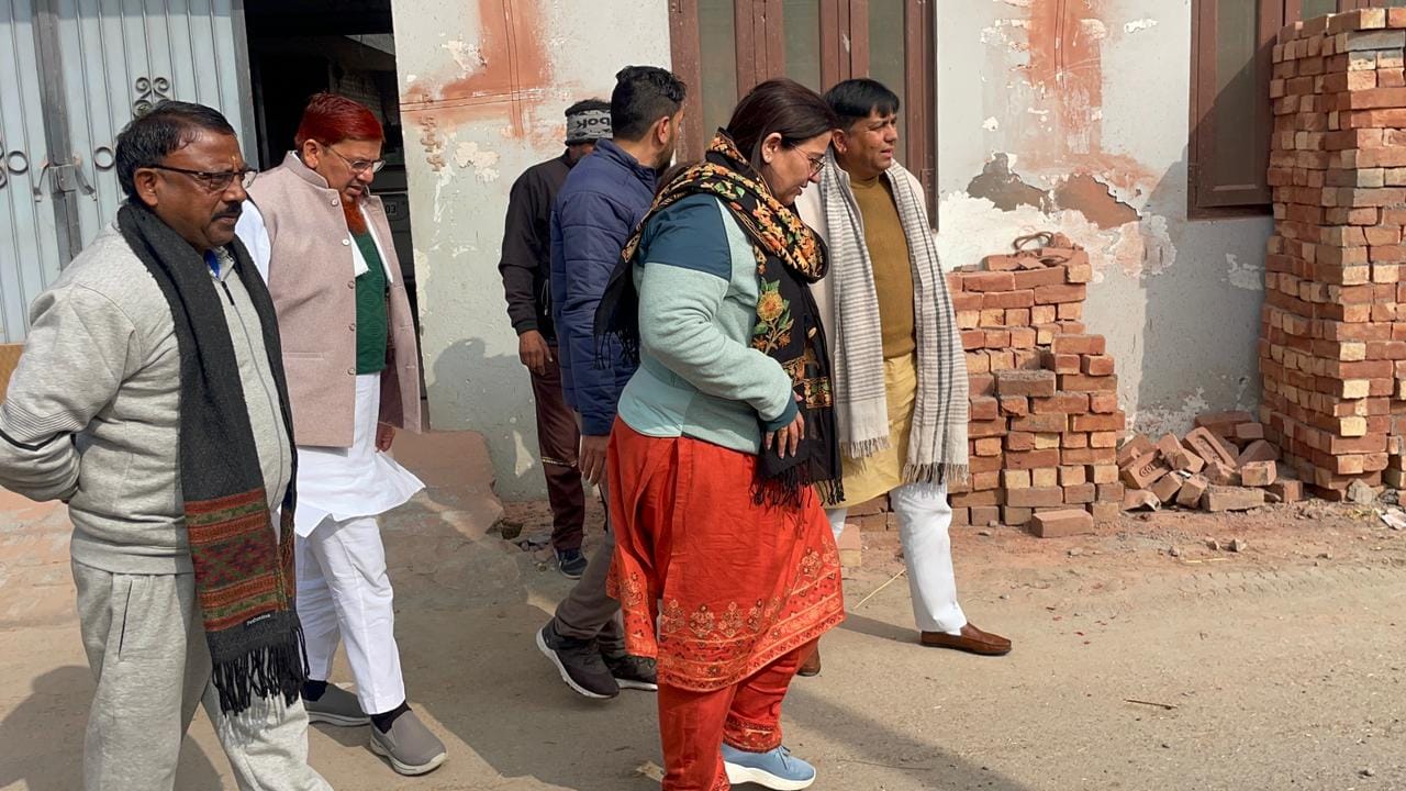 कुरुक्षेत्र। गांव पलवल में पहुंचे कांग्रेस जिलाध्यक्ष ग्रामीणों से चर्चा करते हुए। संवाद