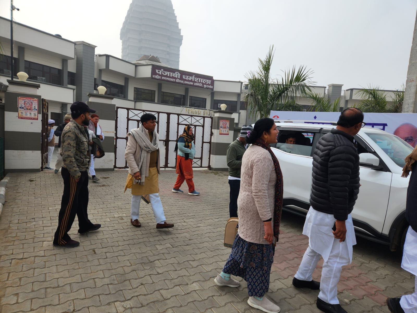 कुरुक्षेत्र। गांव पलवल में पहुंचे कांग्रेस जिलाध्यक्ष ग्रामीणों से चर्चा करते हुए। संवाद कुरुक्षेत्र। गांव पलवल में पहुंचे कांग्रेस जिलाध्यक्ष ग्रामीणों से चर्चा करते हुए। संवाद