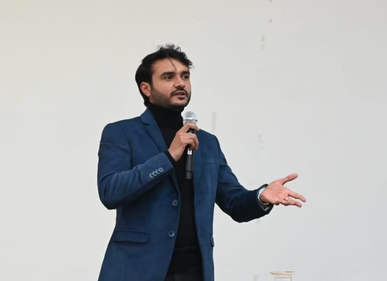 कुरुक्षेत्र। पूर्व छात्र अमित वर्मा विचार साझा करते हुए। संवाद