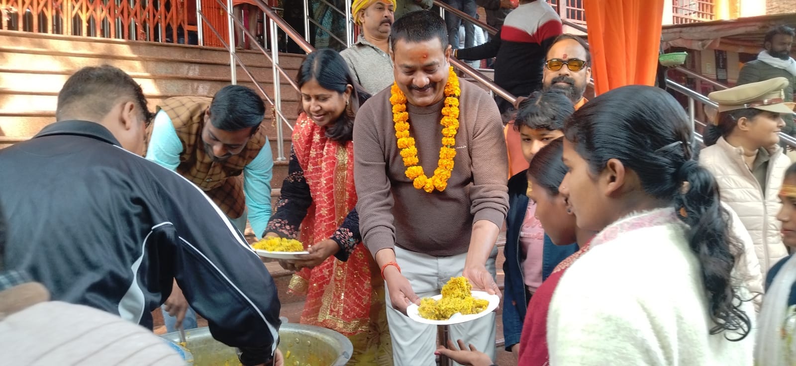 कड़ा कुबरी घाट पर गंगा स्नान के बाद पूजा करतीं महिलाएं। संवाद