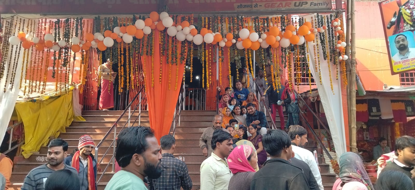 कड़ा कुबरी घाट पर गंगा स्नान के बाद पूजा करतीं महिलाएं। संवाद