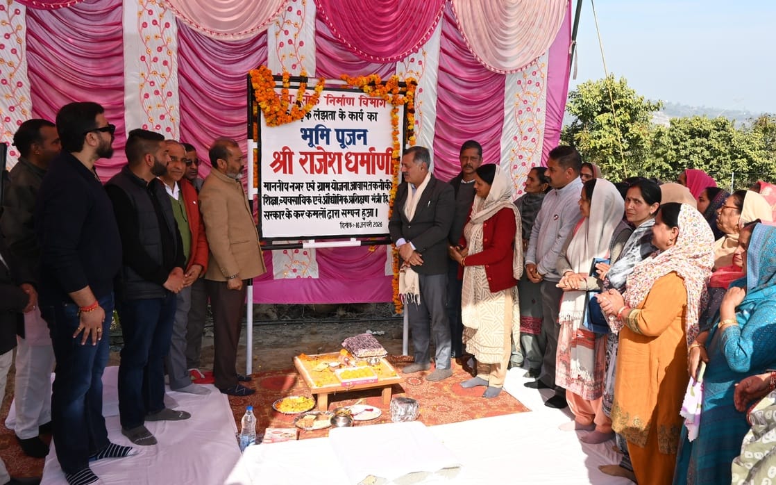 लंझता में सड़क भूमि पूजन कार्यक्रम के दौरान लोगों को संबोधित करते मंत्री राजेश धर्माणी व अन्य ल