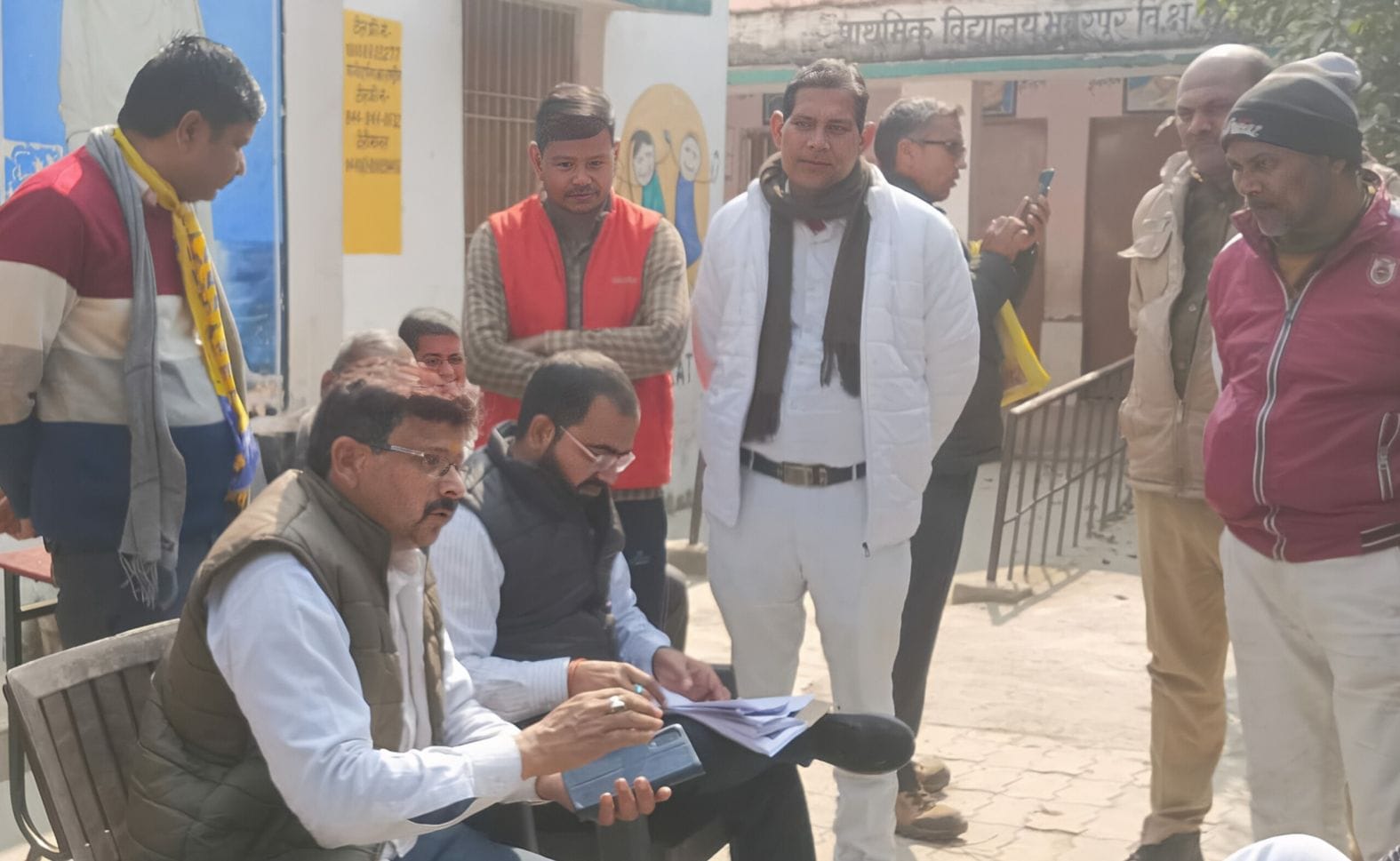 मेडिकल कॉलेज में काउंटर पर दवा लेने के लिए कतार में खड़े मरीज व तीमारदार। संवाद