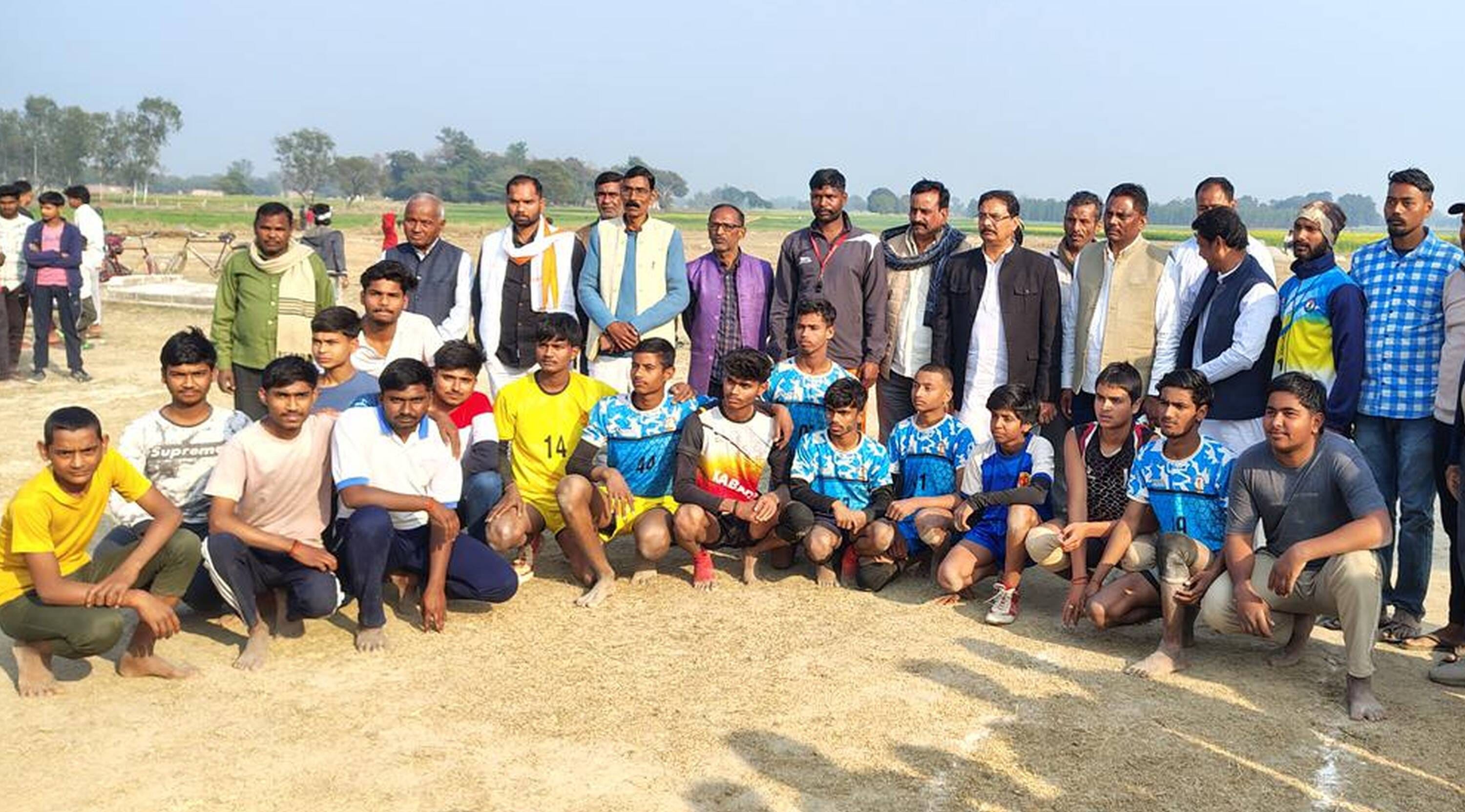 मेडिकल कॉलेज में काउंटर पर दवा लेने के लिए कतार में खड़े मरीज व तीमारदार। संवाद