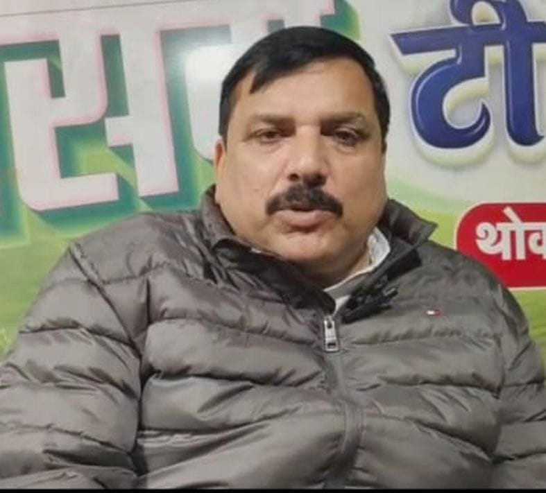 मेडिकल कॉलेज में काउंटर पर दवा लेने के लिए कतार में खड़े मरीज व तीमारदार। संवाद