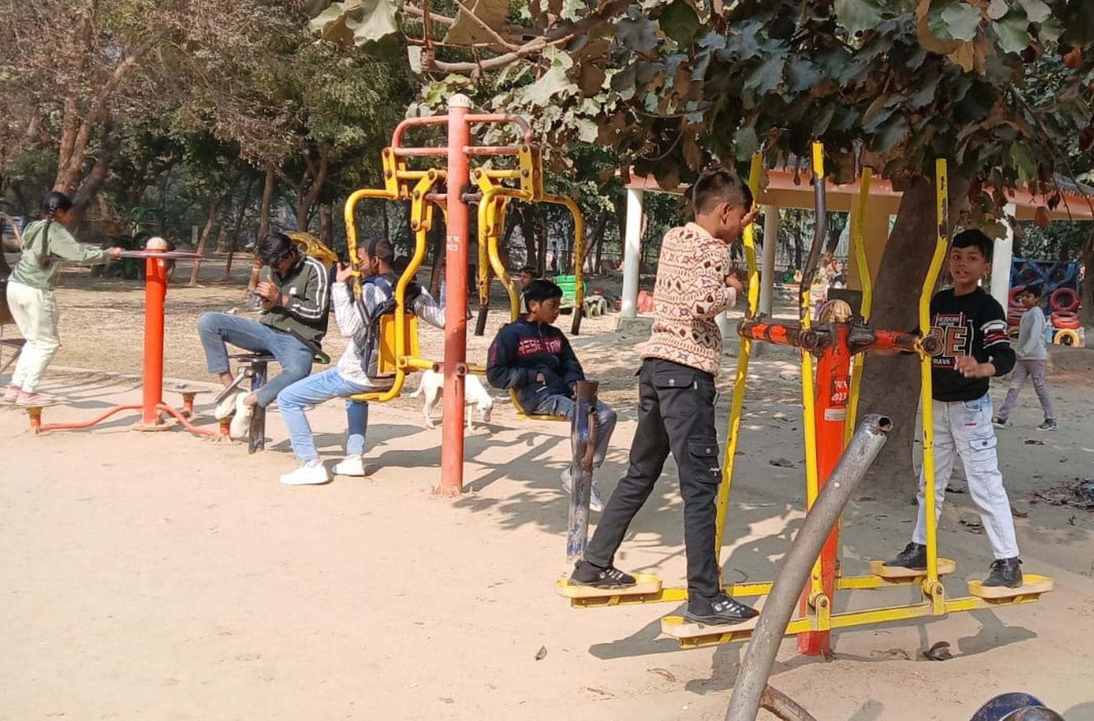 मेडिकल कॉलेज में काउंटर पर दवा लेने के लिए कतार में खड़े मरीज व तीमारदार। संवाद