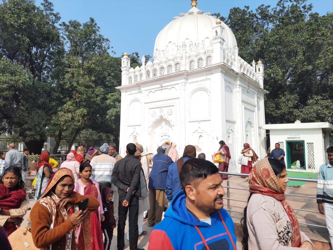 मगहर कबीर चौरा पर खिचड़ी चढ़ाने को लगी भीड़-संवाद मगहर कबीर चौरा पर खिचड़ी चढ़ाने को लगी भीड़-संवाद