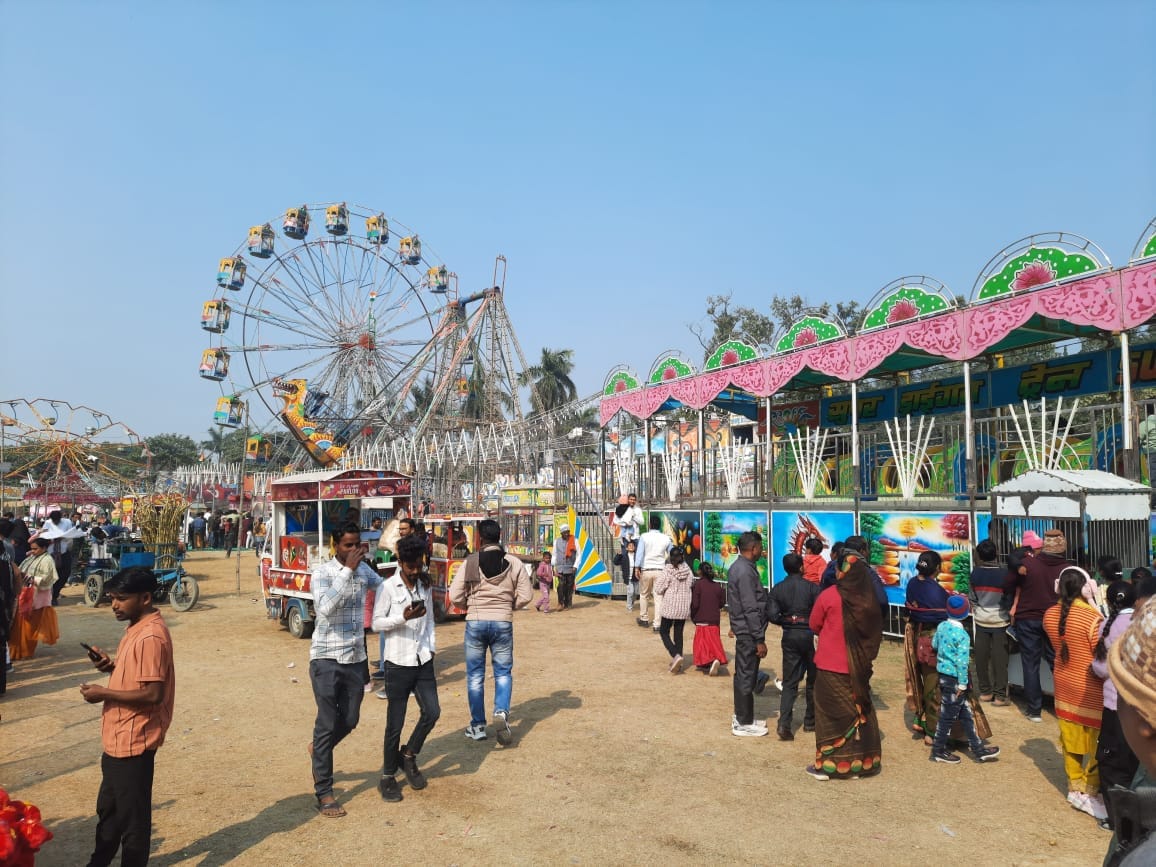मगहर में लगा मेला, लोग उठा रहे आनंद-संवाद मगहर में लगा मेला, लोग उठा रहे आनंद-संवाद