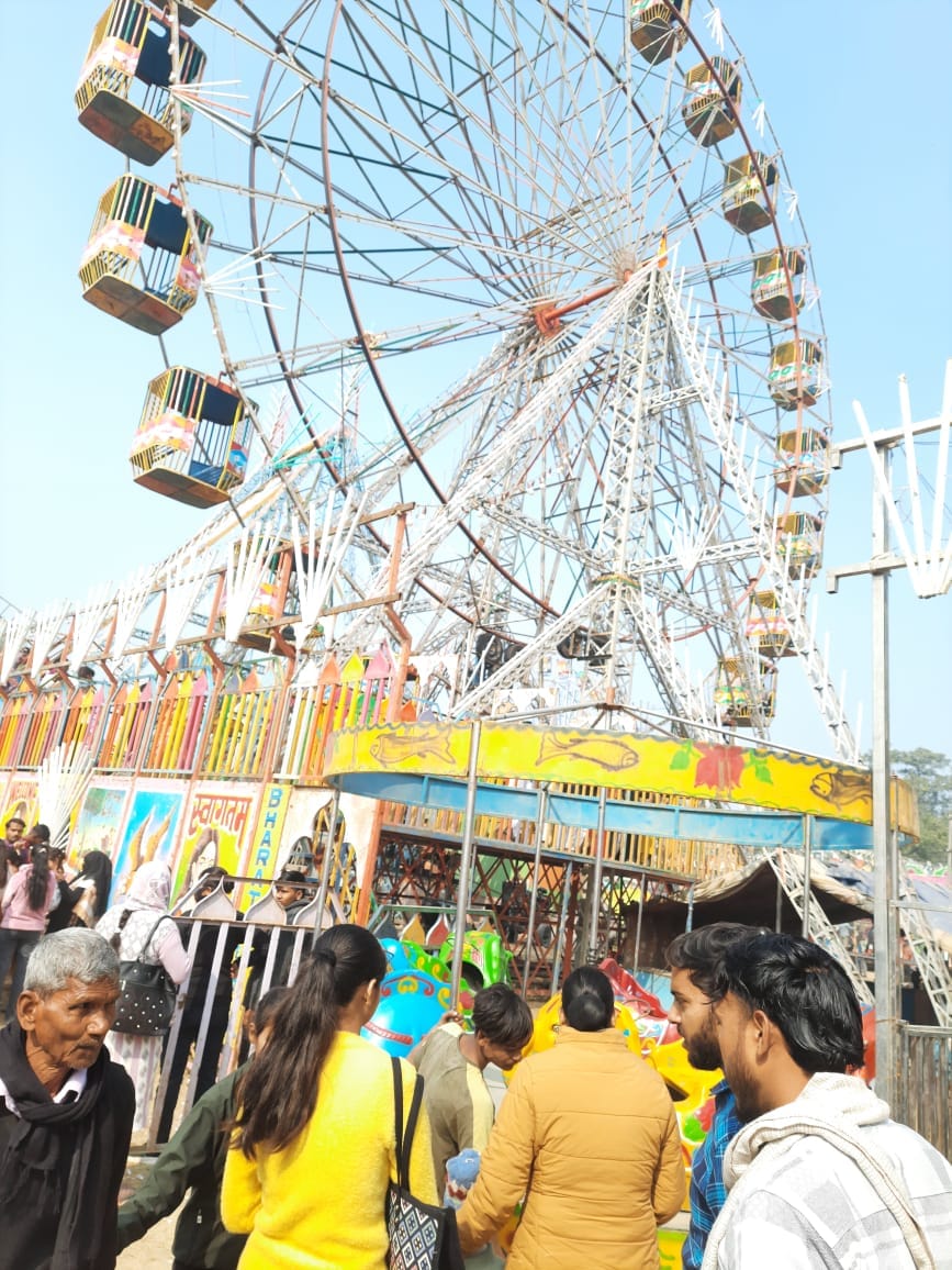 मगहर में लगा मेला, लोग उठा रहे आनंद-संवाद मगहर में लगा मेला, लोग उठा रहे आनंद-संवाद