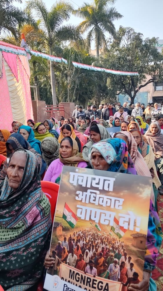 मनरेगा योजना में बदलाव के विरोध में रैली निकलाते सतपाल रायजादा व देसराज गौतम और मनरेगा कर्मी। 