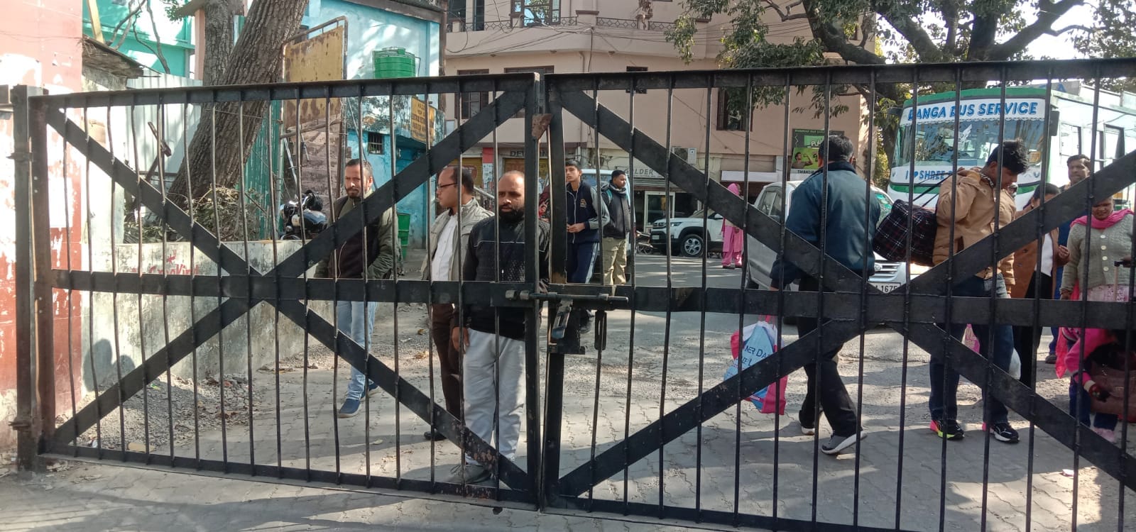 नाहन बस अड्डे पर बस ऑपरेटरों के विवाद के बीच रास्ता बंद होने से परेशान दूसरी बसों के ऑपरेटर। सं नाहन बस अड्डे पर बस ऑपरेटरों के विवाद के बीच रास्ता बंद होने से परेशान दूसरी बसों के ऑपरेटर। सं