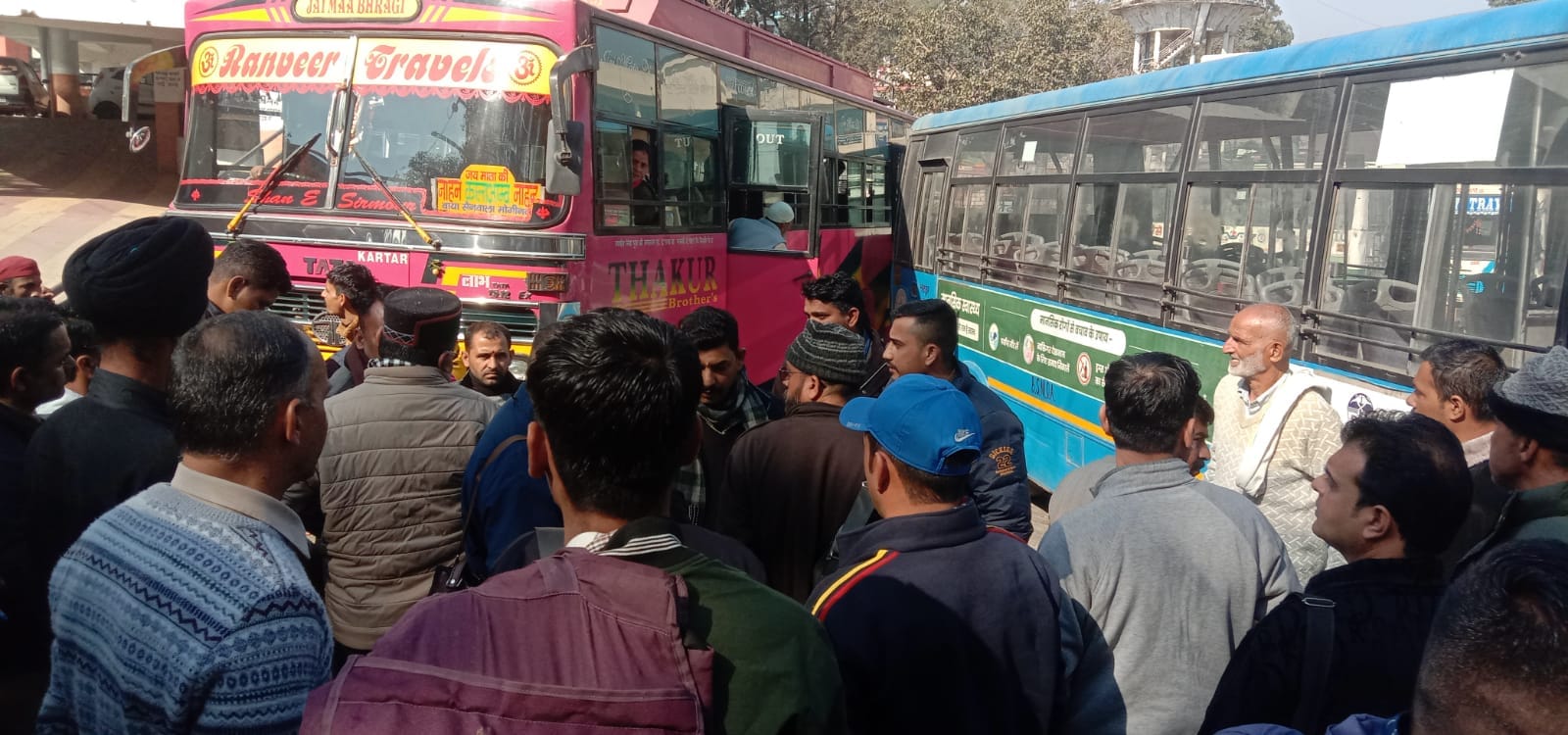 नाहन बस अड्डे पर बस ऑपरेटरों के विवाद के बीच रास्ता बंद होने से परेशान दूसरी बसों के ऑपरेटर। सं नाहन बस अड्डे पर बस ऑपरेटरों के विवाद के बीच रास्ता बंद होने से परेशान दूसरी बसों के ऑपरेटर। सं