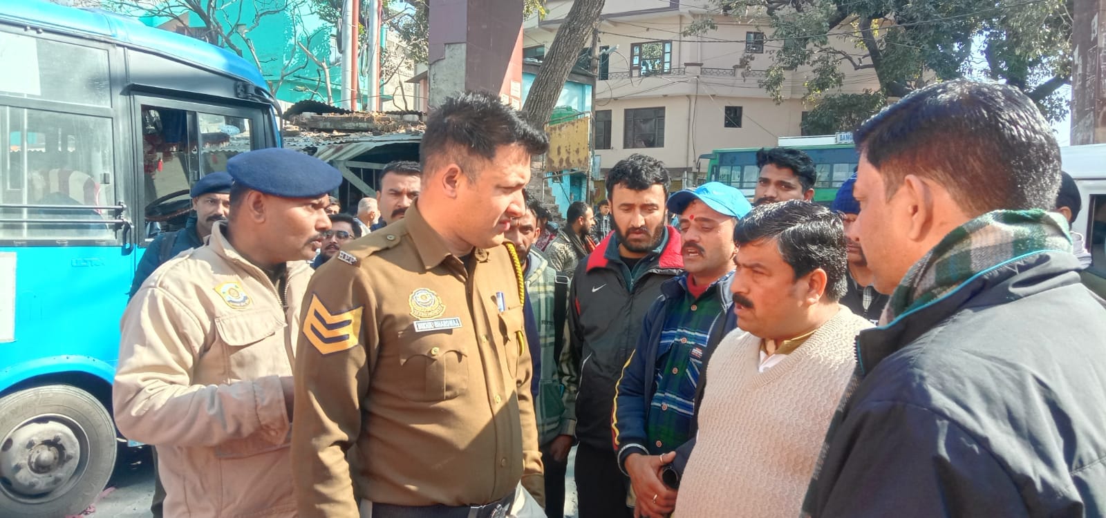 नाहन बस अड्डे पर बस ऑपरेटरों के विवाद के बीच रास्ता बंद होने से परेशान दूसरी बसों के ऑपरेटर। सं नाहन बस अड्डे पर बस ऑपरेटरों के विवाद के बीच रास्ता बंद होने से परेशान दूसरी बसों के ऑपरेटर। सं