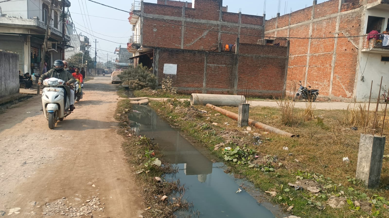 नेदुला से बंजरिया मोहल्ले में जाना वाले मार्ग पर हुआ जलभराव-संवाद नेदुला से बंजरिया मोहल्ले में जाना वाले मार्ग पर हुआ जलभराव-संवाद