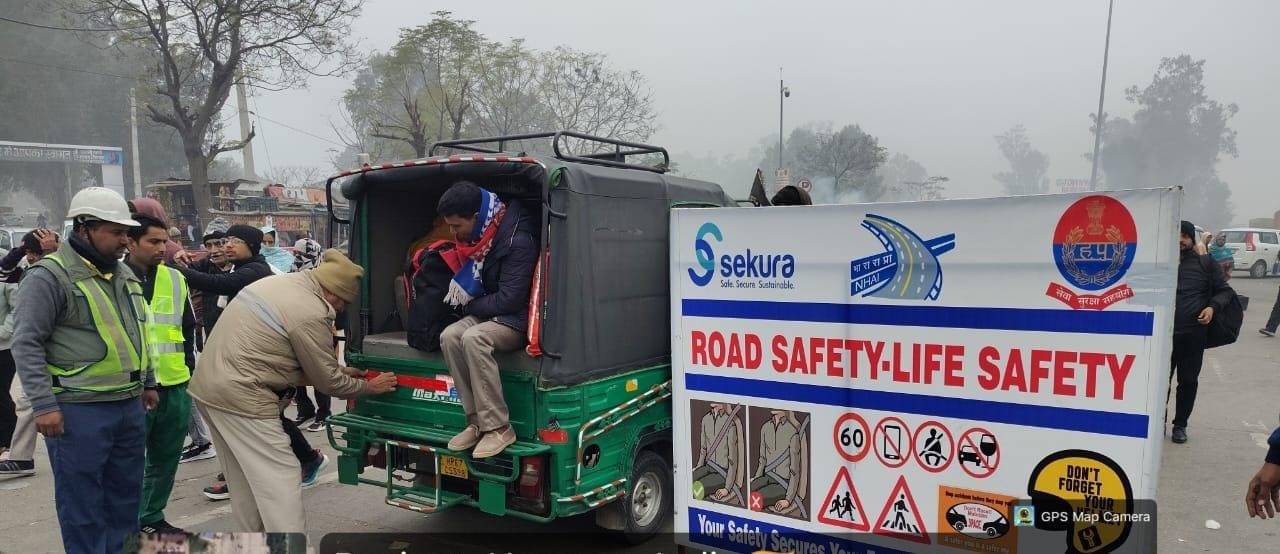 ऑटो पर रिफ्लेक्टर टेप लगाते पुलिसकर्मी। पुलिस