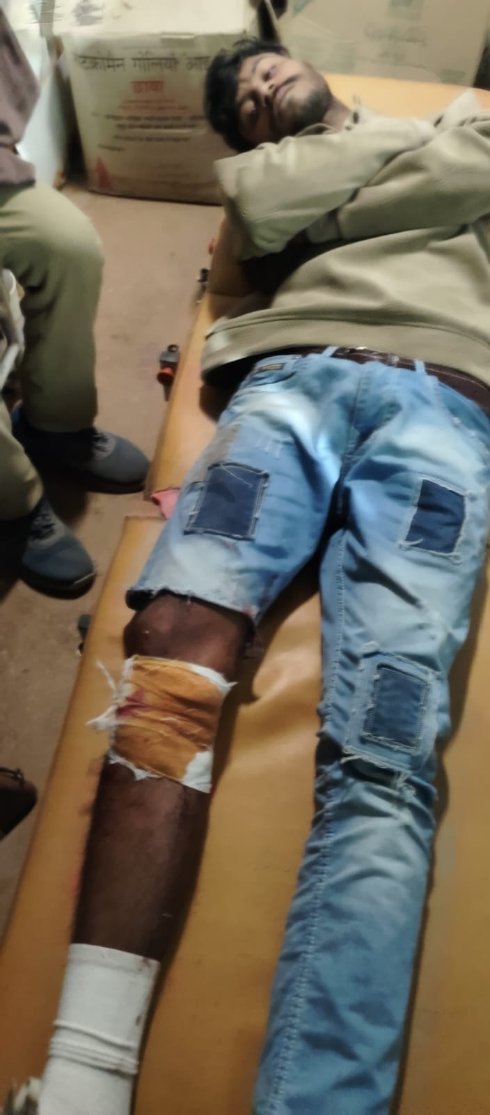 पटना के मनेर के पास लूट में शामिल अपराधी और पुलिस के बीच हुई मुठभेड़ के दौरान घायल अपराधी, बराम