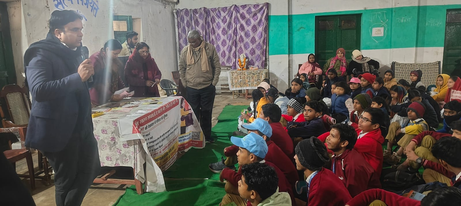 राजकीय इंटर कॉलेज में मानसिक स्वास्थ्य जागरूकता शिविर में जानकारी देते विशेषज्ञ स्रोत कॉलेज