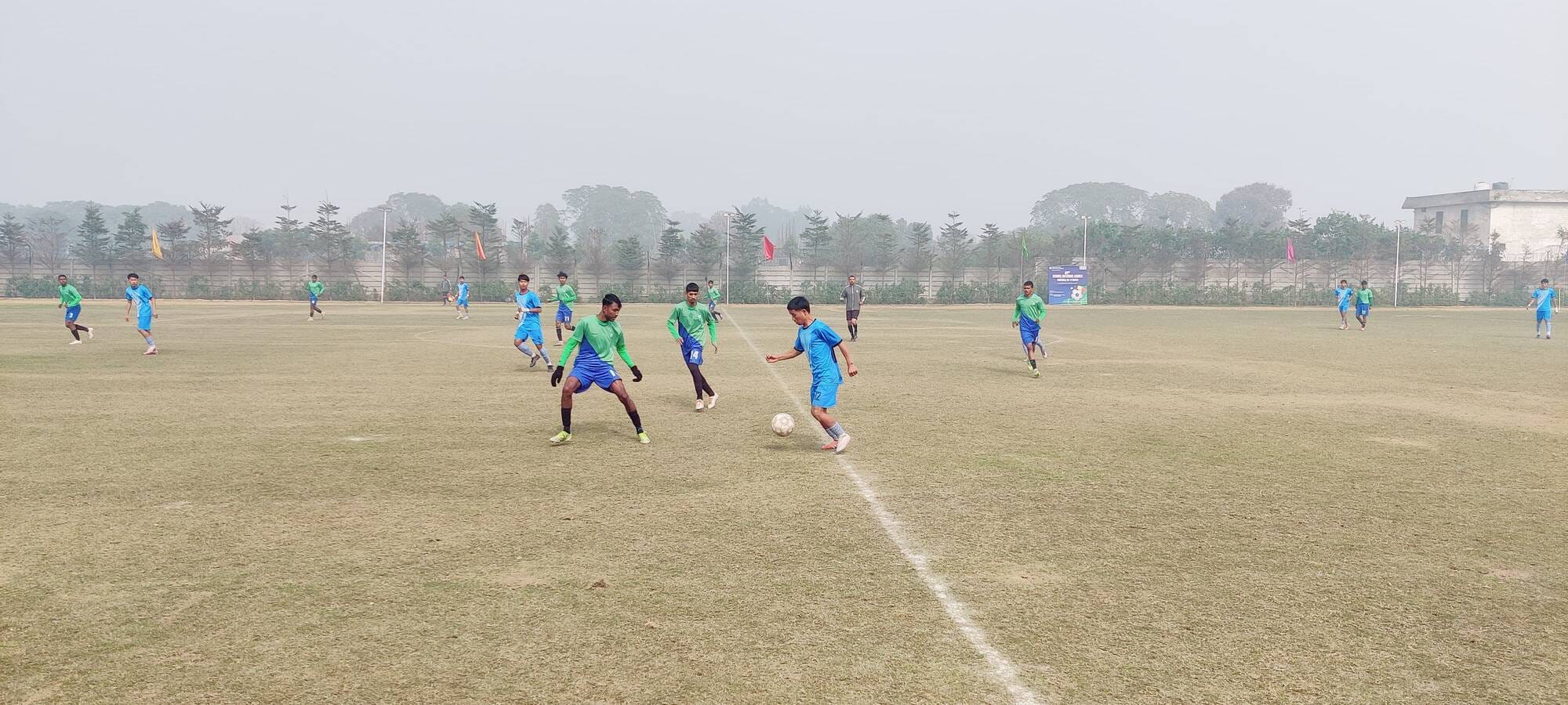 राष्ट्रीय स्कूली खेलकूद प्रतियोगिता में फुटबॉल खेलते खिलाड़ी। संवाद