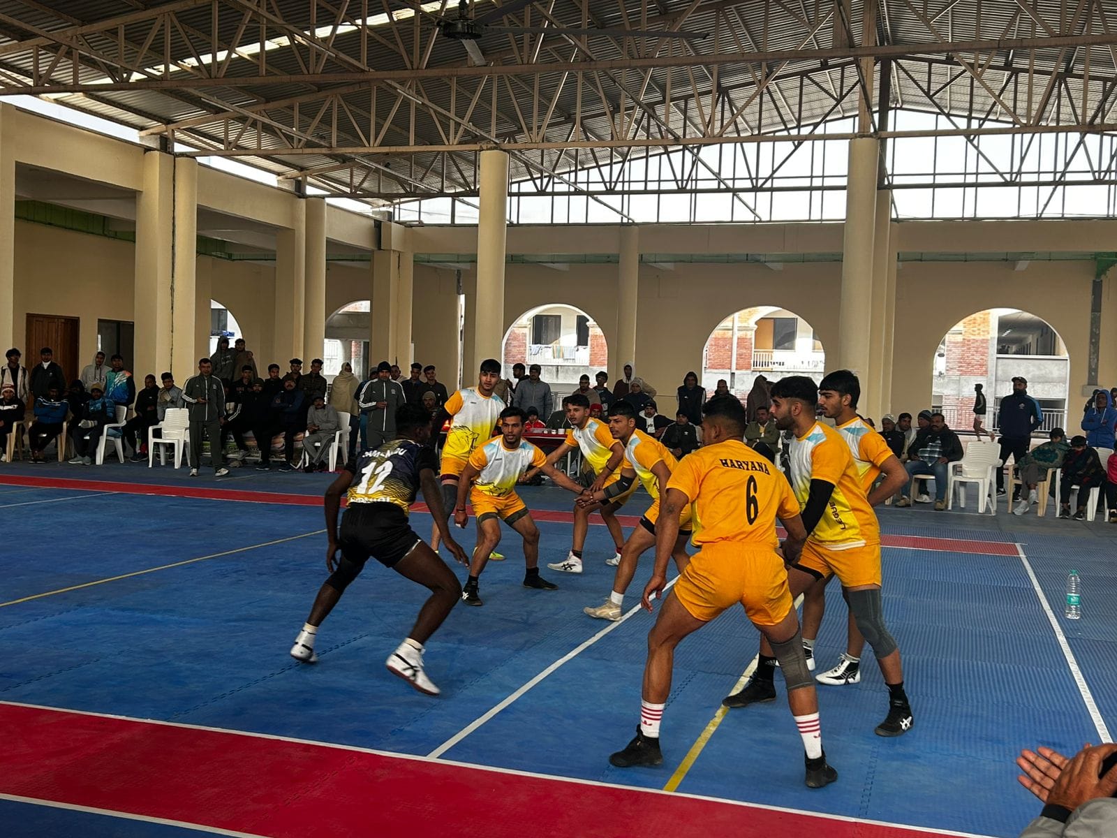 राष्ट्रीय स्कूली खेलकूद प्रतियोगिता में फुटबॉल खेलते खिलाड़ी। संवाद