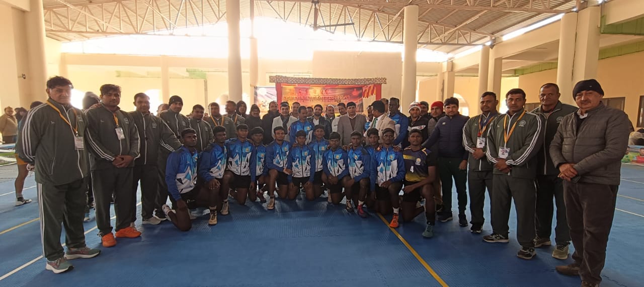 राष्ट्रीय स्कूली खेलकूद प्रतियोगिता में फुटबॉल खेलते खिलाड़ी। संवाद