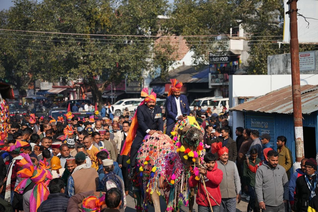 सरबजीत सिंह बॉबी को सम्मानित करते राज्यपाल शिव प्रताप शुक्ल एवं नेता प्रतिपक्ष जयराम ठाकुर। संस