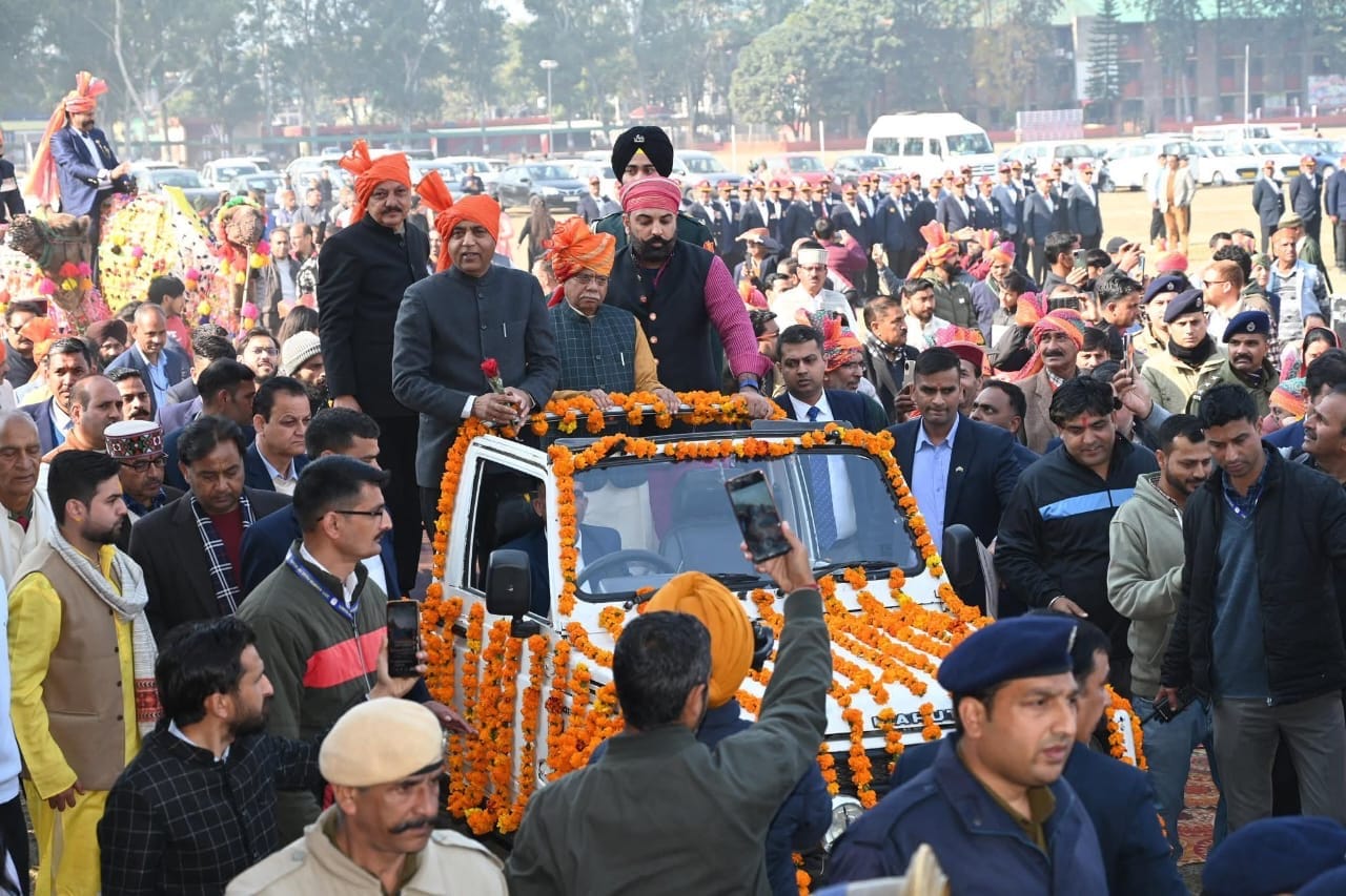 सरबजीत सिंह बॉबी को सम्मानित करते राज्यपाल शिव प्रताप शुक्ल एवं नेता प्रतिपक्ष जयराम ठाकुर। संस