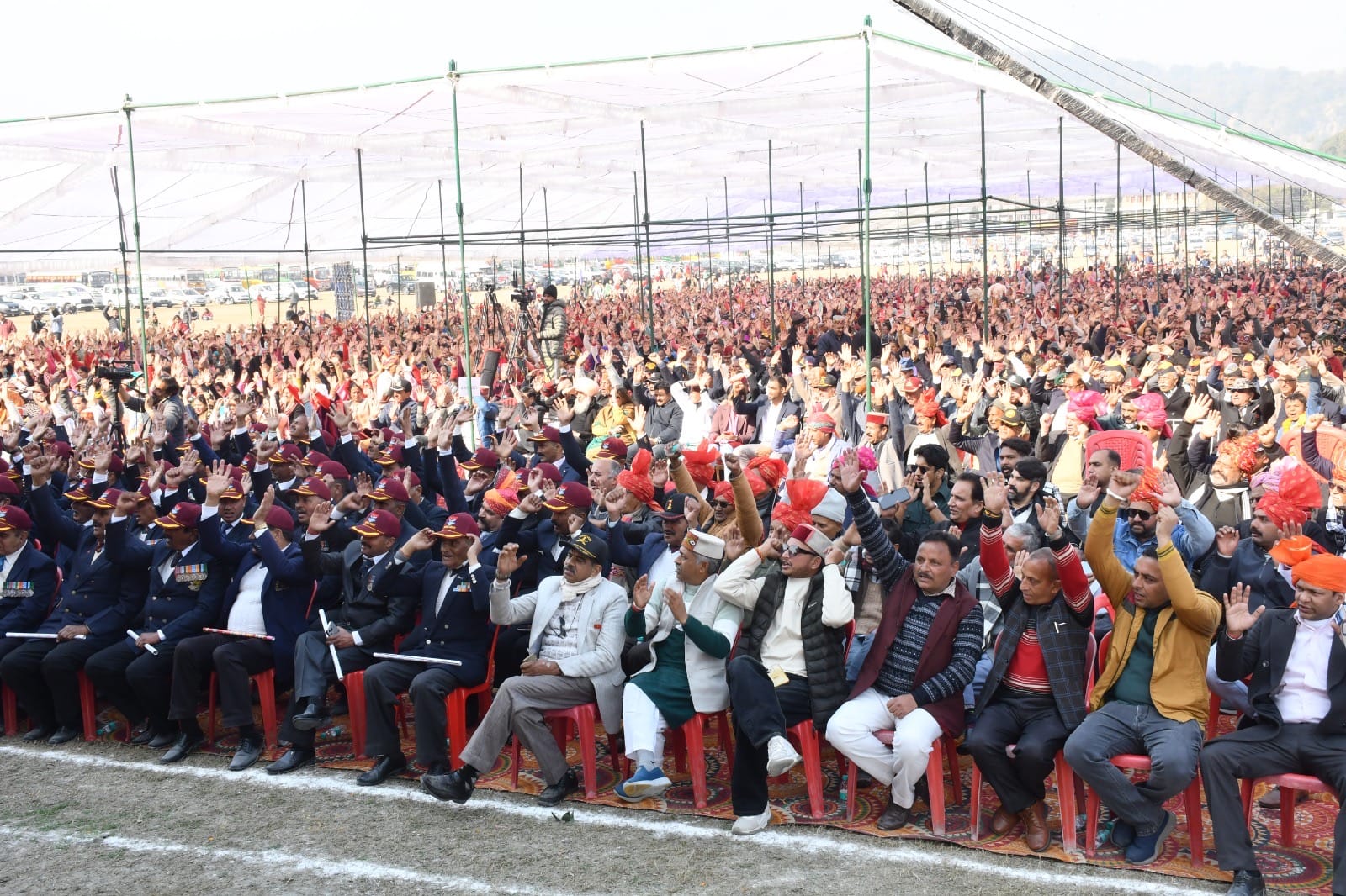 सरबजीत सिंह बॉबी को सम्मानित करते राज्यपाल शिव प्रताप शुक्ल एवं नेता प्रतिपक्ष जयराम ठाकुर। संस