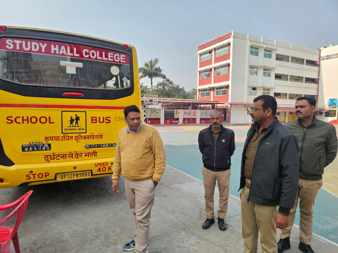 सड़कों पर दौड़ रहे अनफिट स्कूली वाहनों पर गिरी गाज सड़कों पर दौड़ रहे अनफिट स्कूली वाहनों पर गिरी गाज